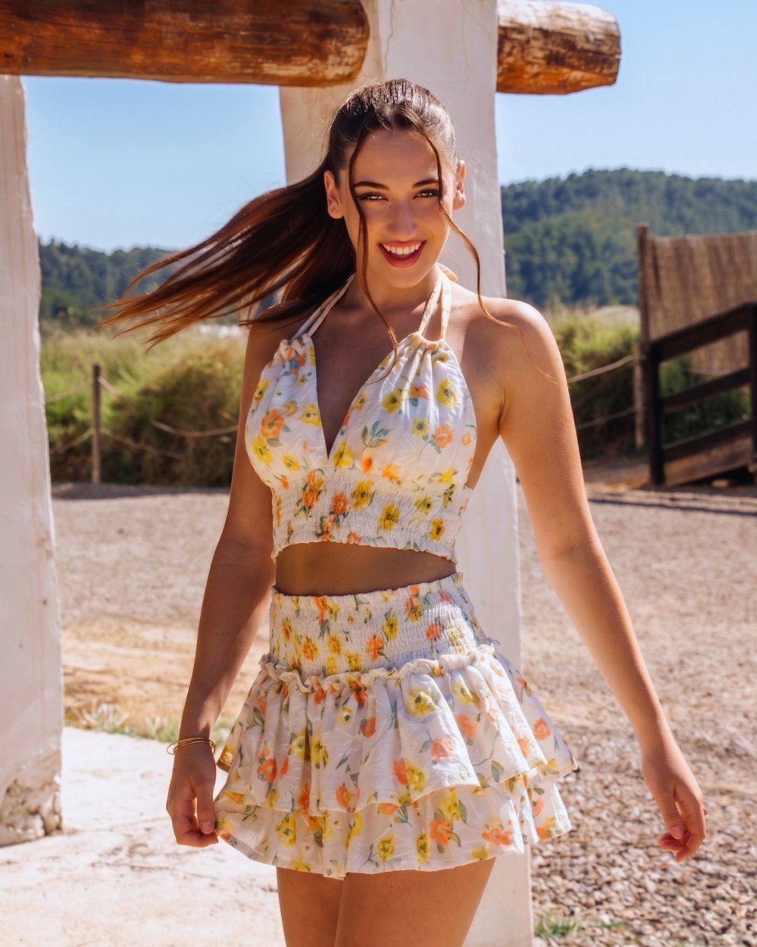 Conjunto Artesanal Bassa - Top Halter y Falda Floral Bordada