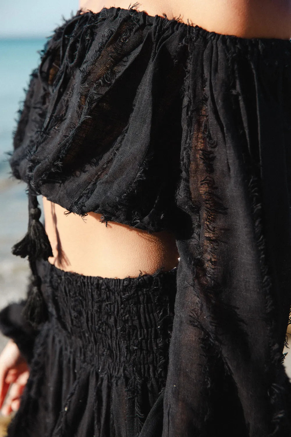 Conjunto de Algodón Tierra Alma - Top Hombros Descubiertos y Falda Negro