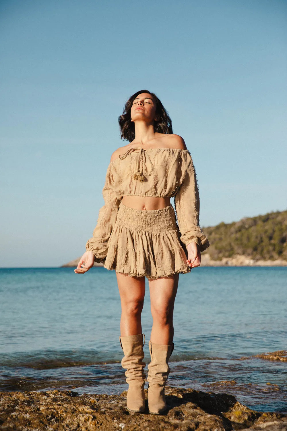 Conjunto de Algodón Tierra Alma - Top Hombros Descubiertos y Falda Arena